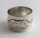 Tang. Silver 
napkin ring 
(830). Produced 
1916