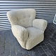 Lænestol med høj ryg og armlæn. Sædet er med spiralfjedre og hele stolen er ny-ompolstret. ...