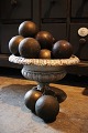 Dekorative, 
rigtig gamle 
franske 
petanque kugler 
med en super 
fin patina. 
Dia: 10cm. (7 
stk. haves)