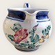 Syberg keramik, 
Blå kande med 
blomster, 11cm 
høj, 18cm bred, 
design Lars 
Syberg *Pæn 
stand*