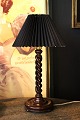 Old English 
table lamp in 
dark carved, 
twisted wood. 
The lamp is 
fitted with a 
brand new 
fabric ...