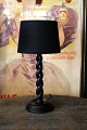 Old English 
table lamp in 
black painted 
twisted wood. 
The lamp is 
fitted with 
brand new 
fabric ...