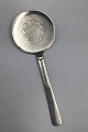 Hans Hansen 
Silver Arvesolv 
No. 17 Server 
Measures 18 cm 
(7.08 inch)