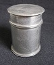Chinese tea 
caddy in pewter 
with lid, 19th 
century. 
Decorated with 
flowers. H: 12 
cm. Dia.: 9 cm.