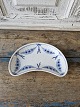 B&G Empire 
moon-shaped 
dish
Factory first
Measures 11 x 
19.5 cm.