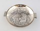Kundby. Round 
silver bowl 
with handle 
(830). Diameter 
15 cm. Height 3 
cm. Produced 
1933.