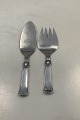 Cohr Fish 
Serving 
Flatware in 
Silver / Steel 
Measures 21cm, 
18,5cm / 8.27 
inch, 7.28 inch