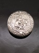 Silver pill 
spoon D. 5 cm. 
with inn living 
room motif 
19.c. subject 
no. 586906