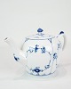 Teapot in Kgl. 
Musselmalet 
Fluted from 
Royal 
Copenhagen, 
consisting of 
lid No. (1/257) 
and pot ...