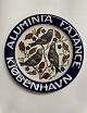 FORHANDLER 
PLATTE: Stor 
platte i 
fajance fra den 
københavnske 
fajancefabrik 
Aluminia. 
Dekoreret ...