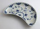 Royal 
Copenhagen. 
Blue fluted, 
full lace. 
Pickle dish. 
Model 1173. 
Length 21 cm. 
(1 quality).