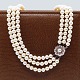 A pearl 
necklace with 
14k white gold 
clasp set with 
rubies