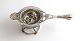 Evald Nielsen. 
Cutlery no. 3. 
Silver tea 
strainer with 
saucer (830). 
Length 19 cm.
