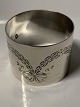 Servietring 
Sølv.
Stemplet: Tre 
Tårne.
Størrelse: 3,5 
x ø 4,7 cm.
Velholdt 
stand.
Poleret og ...