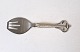 Sardine fork in 
silver and 
steel 
Stamped the 
three towers 
1945 
Length 13.5 
cm.