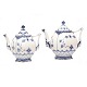 Royal 
Copenhagen blue 
fluted full 
lace tea pots 
1118 & 1119cm
H: 17 & 19cm