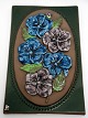 Relief med blå 
og lilla 
blomster, Jie