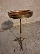 Lille bord i 
metal, fra 
1980erne.
Det har 
brugsspor.
Højde 60cm 
Diameter 31cm