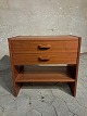 Natbord i 
fineret 
teaktræ, fra 
1970erne.
Det har 
brugsspor.
Højde 50cm 
Bredde 42cm 
Dybde 30cm