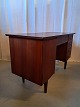 Skrivebord i 
fineret 
teaktræ, fra 
1960erne.
Det har 
brugsspor.
Højde 75cm 
Højde fra gulv 
til ...