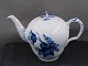 Blue Flower 
Curved Danish 
porcelain. 
Covered tea 
pots No 143