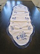 Bordløber smukt 
broderet med 
blå blomster 48 
x 135 cm.