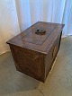 Kiste i massivt 
metal, fra 
1900erne.
Den har 
brugsspor og 
der medfølger 1 
nøgle.
Højde 43cm ...