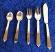 Georg Jensen 
Pyramide i 
sølvplet EPNS.
Sæt på 5 dele:
* 2 dele 
fiskebestik, 
kniv 19,5cm + 
...