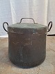 Brændespand med 
låg i kobber, 
fra 1910erne.
Den har 
brugsspor.
Højde 31cm 
Diameter 34cm