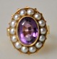Finger ring in 
red gold, 14 k, 
with 14 pearls 
and amethyst.