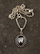 N E From 
sterling sølv 
vedhæng med 
blodsten 1,8 x 
2,5 cm. og 
sterling sølv 
kæde 48 cm. 
emne nr. ...