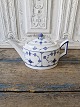 Royal 
Copenhagen Blue 
Fluted oval 
teapot 
No. 255, 
Factory second 
Height 15 cm. 
Length 27 cm.