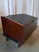 Skrivepult i 
fineret 
mahogni, fra 
1950erne.
Den har 
brugsspor.
Højde 30cm 
Bredde 72cm 
Dybde 50cm