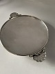 Smuk art 
nouveau skål 
med 
muslingehanke 
fra Georg 
Jensen, 
udformet i 925 
sterlingsølv. 
Designet ...