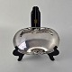 Ovalt fad af 
sterling sølv, 
med hanke.
Producent 
Georg Jensen
Stemplet 2 A 
Denmark ...