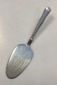 W and S 
Sørensen Double 
Fluted Silver 
Cake Spatula
Measures: 15 
cm / 5.91 inch