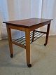 Bord i fineret 
teaktræ, fra 
1960erne.
Det har 
brugsspor.
Højde 45cm 
Bredde 34cm 
Længde 63cm