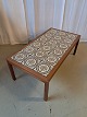 Sofabord i 
fineret teaktræ 
med kakler, fra 
1960erne.
Det har 
brugsspor.
Højde 49cm 
Bredde 69cm ...