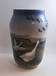 Royal 
Copenhagen. 
Porcelain vase 
with motif of 
geese. Model 
1508/1217. 
Height 25.5 cm. 
(1 quality)