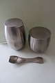 Bodum, Denmark
Set for sugar and milk
Both are with a lid
Made of stainless steel
The very beautiful designed sugar spoon is 
included
Design: C. Jørgensen, Denmark
In a good condition