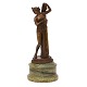 Grand Tour souvenir i form af bronze skulptur forestillende Venus på grøn 
marmorsokkel. Signeret "Sommer Napoli". ca. år 1850. H: 30cm