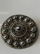 Sølvbroche med flot mønster og mange fine detaljer.