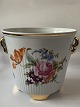 Flower pot shelters with flowers, 4 feet.
Dimensions 15x14.5 cm.