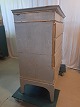 Stor malet 
kommode, fra 
1890erne.
Den har 
brugsspor og 
defekter.
Højde 136cm 
Bredde 133cm 
...