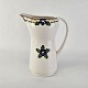 Kande i fajance 
fra stellet 
Viol III
Nr. 625/129
Producent 
Aluminia
Stellet er i 
hvid ...