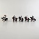 13 figurer af dragoner på heste i tin. Seks brune heste og syv sorte heste, to dragoner rider ...