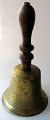Tabel bell in 
brass. 19th 
century. With 
handle in 
beech. H: 28 
cm.