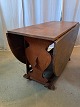 Bord i fineret egetræ, fra 1980erne.Det har brugsspor og finer defekter.Højde 72cm Bredde ...
