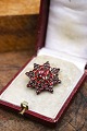 Old star shaped brooch with beautiful red garnets. Measurements Dia.: 3cm.