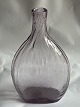 Lommeflaske i glas fremstillet på Holmegaard Glasværk omkring 1900. Optisk lodret stribet. ...